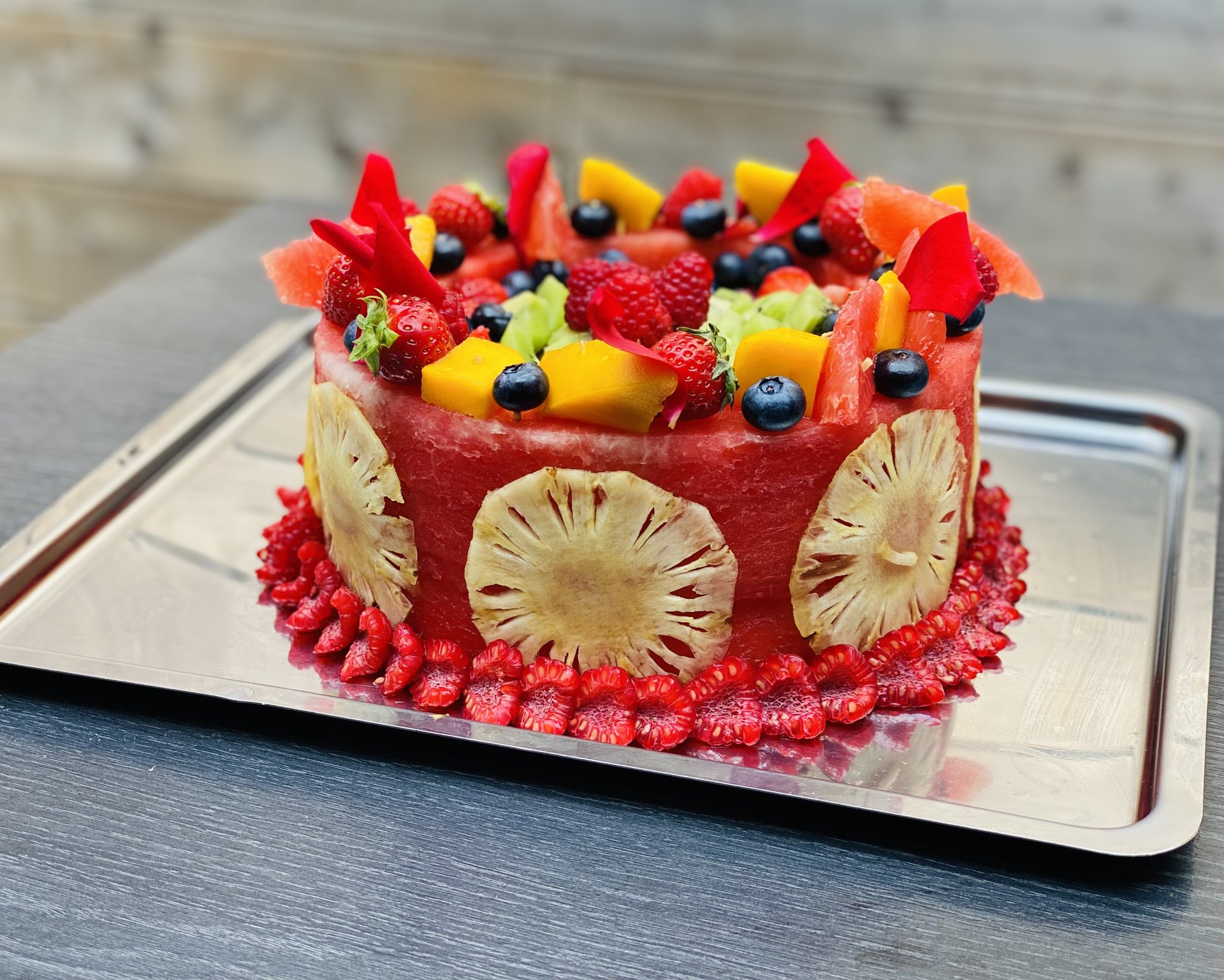Création de fruits frais décorée de pétales et de tranches d’ananas