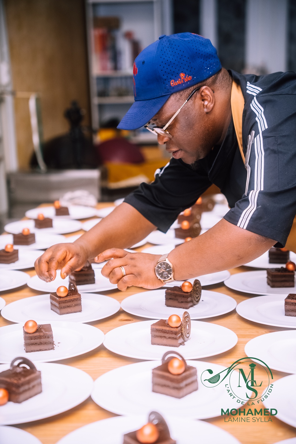 Chef Lamine au dressage Chef Lamine en cuisine, au dressage de desserts au chocolat